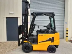 Used HYUNDAI 25B-9 Electric Forklift
