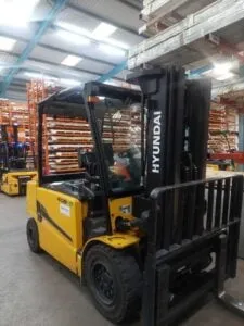 Used HYUNDAI 40B-9 Electric Forklift
