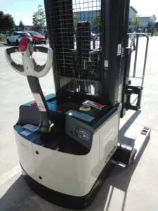 Used CROWN SHR 5540-1.6 Pallet Stacker