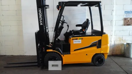 HYUNDAI 30B-9U Electric Forklift